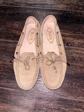 TOD'S Women’s Gommino suede boat shoes in Beige